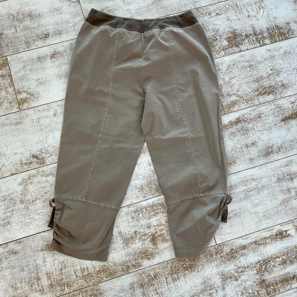 Zenergy by Chico's Capri Pants with FREE Matching Cardigan - Picture 6 of 11